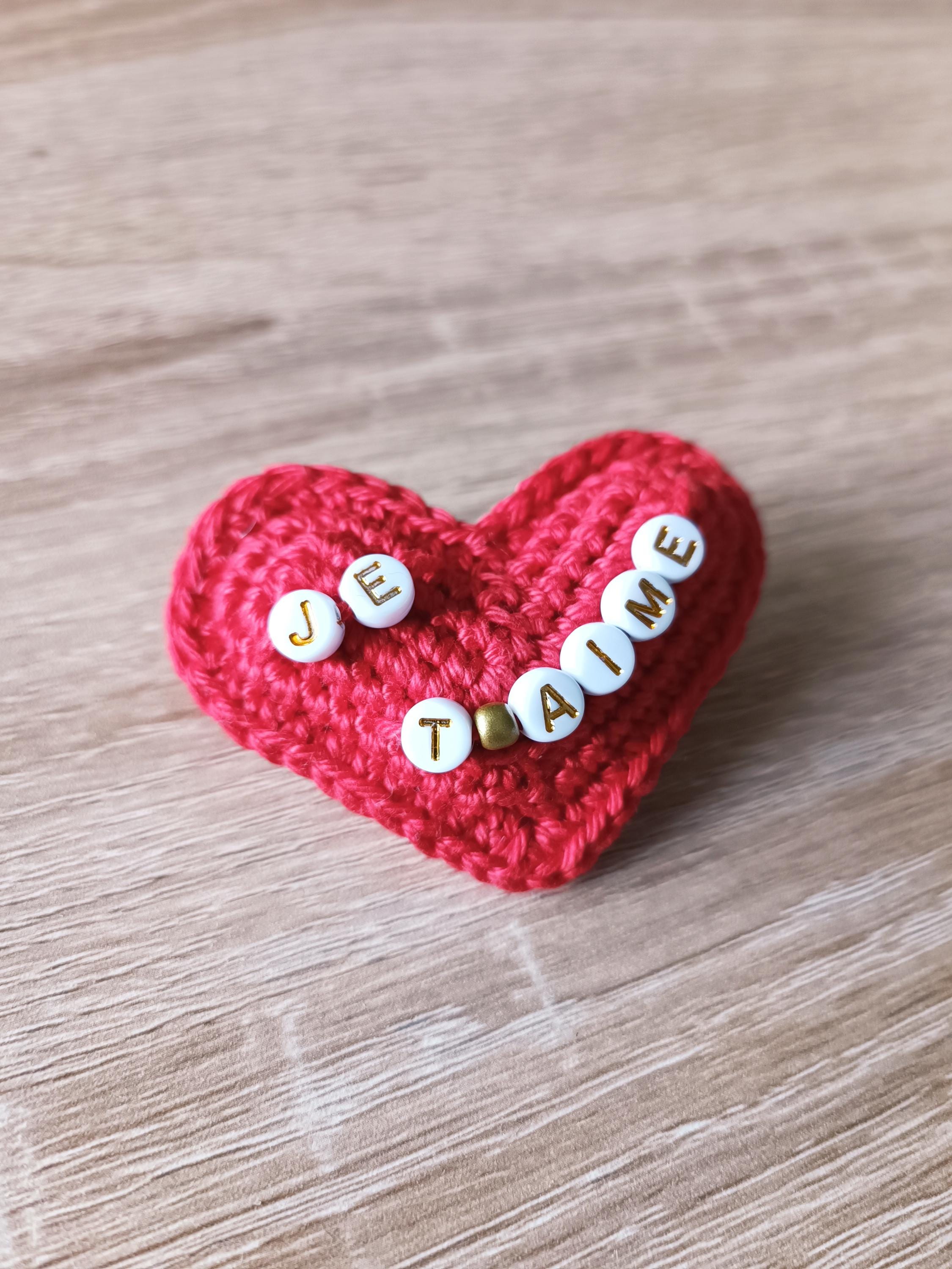 Crochet heart brooch, customizable message | Small heart | Heart accessory | Love | Amigurumi heart | Stuffed crochet heart jewelry