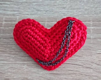 Red heart brooch and chain / Small heart / Heart accessory / Valentine&#39;s day / Love / Amigurumi heart / Stuffed crochet heart jewelry