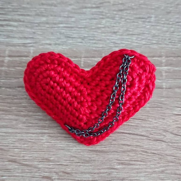 Red heart brooch and chain / Small heart / Heart accessory / Valentine's Day / Love / Amigurumi heart / Padded crochet heart jewelry