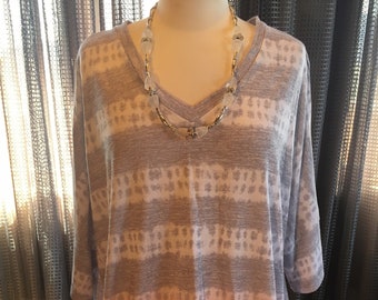 Custom Couture 3X gray and peach tshirt with clear frosted geomtric necklace 1512