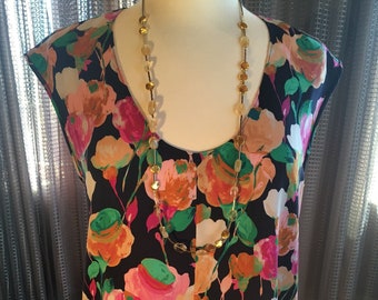 Custom Couture S navy and pink floral sleeveless blouse with long golden necklace 1724