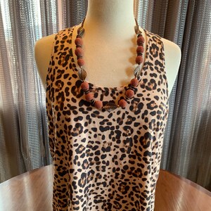 Großes Tanktop aus Ultrasuede in rosa und hellbraun mit gestrickter Kette Custom Couture 1780