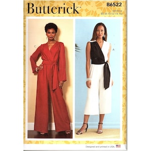Könnte beinhalten: Butterick B6522 Schnittmuster mit zwei Jumpsuit-Designs. Eines ist ein roter Wickel-Jumpsuit mit langen Ärmeln und einem Bindegürtel. Das andere ist ein weißer Jumpsuit mit einem schwarzen Wickel-Oberteil und einer schwarzen Krawatte.