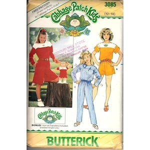 Puede incluir: Patrón de costura Butterick vintage para trajes de Cabbage Patch Kids, talla 12-14. El patrón presenta ilustraciones de tres atuendos diferentes: un pelele rojo, un pelele naranja y pantalones a rayas azules con una parte superior a juego.