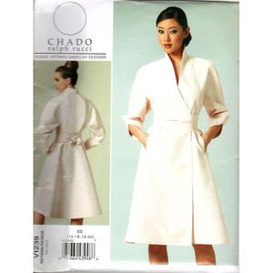 Pode incluir: Um padrão de costura para um vestido com gola alta e design cruzado. O padrão é de "CHADO ralph rucci" e inclui tamanhos EE (14-16-18-20). O vestido é mostrado em uma cor creme clara.