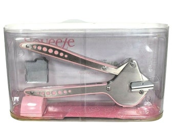 Système de découpe personnel QuicKutz Squeeze Pink et ensemble d'alphabet Moxie unicase