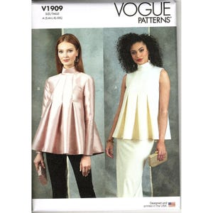 Puede incluir: Patrón de costura Vogue Patterns con dos diseños de moda femenina. Una modelo lleva un top rosa de manga larga con cuello alto y mangas acampanadas. La otra modelo lleva un top sin mangas y una falda blancos. Tallas S-XXL incluidas.