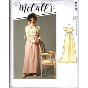 Pode incluir: Envelope de molde de costura McCall's M8132 com um vestido longo rosa claro de cintura alta e um casaco curto creme. A ilustração mostra um vestido amarelo de cintura império com mangas bufantes. Tamanho A5 (6-8-10-12-14) impresso no lado.