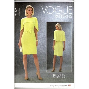 Puede incluir: Patrón de costura Vogue Patterns V1579 con un diseño de Badgley Mischka. El patrón muestra un vestido amarillo brillante con una superposición tipo capa y un cinturón. El patrón incluye una vista frontal y trasera del vestido. Diseñado e impreso en EE. UU.