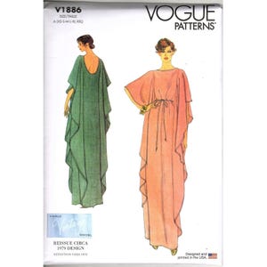 Op de afbeelding: Vogue-naaipatroon met twee lange jurken in groen en perzik. Het patroon is een heruitgave uit 1979. Maten XS-XXL zijn inbegrepen. Het Vogue-logo staat bovenaan. Ontworpen en gedrukt in de VS.