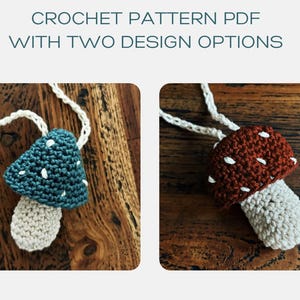 Puede incluir: Dos colgantes de crochet con forma de seta, uno verde azulado y otro color óxido, cada uno con lunares blancos, cuelgan de cordones blancos. Los colgantes se muestran sobre una superficie de madera. El texto en la parte superior dice "CROCHET PATTERN PDF WITH TWO DESIGN OPTIONS."