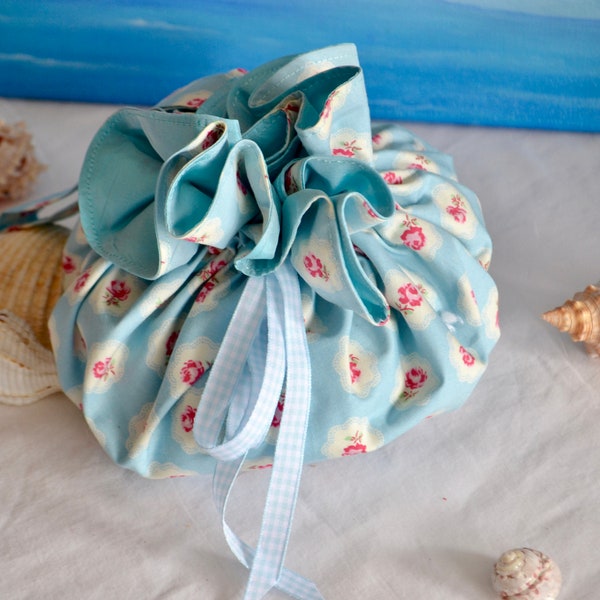 Aumônière shabby turquoise et roses fuchsia tissu de créateur