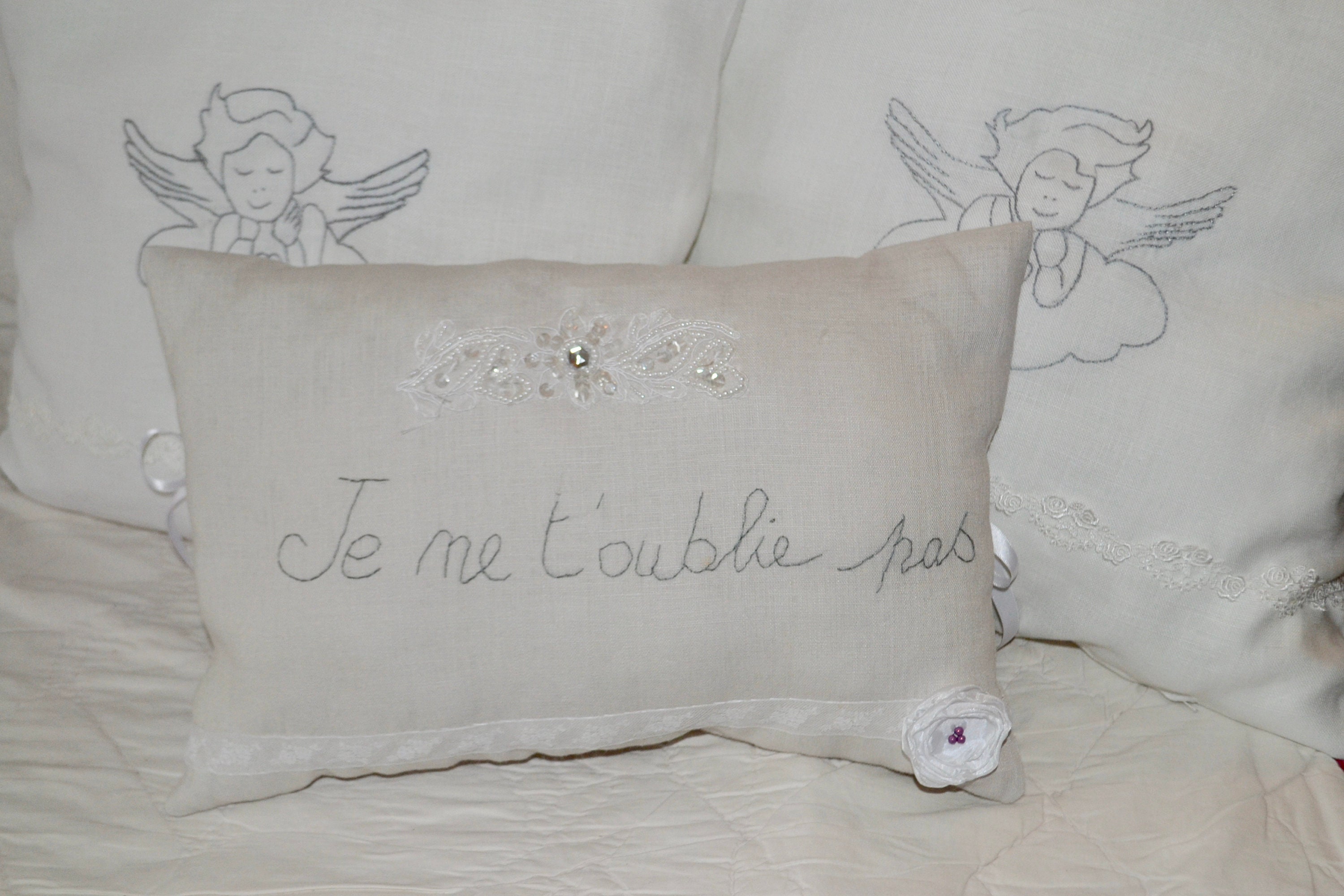 Coussin Décoratif Brodé Main en Pur Lin Gris Clair Personnalisable