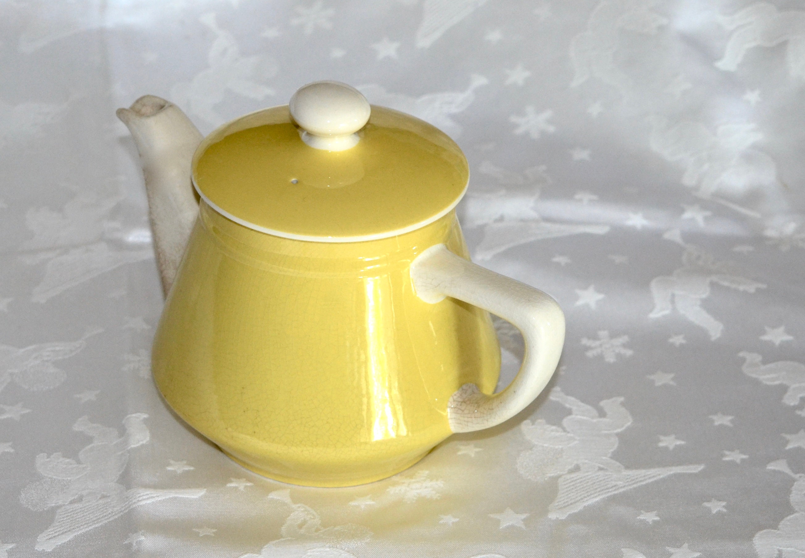 Jolie Petite Théière Vintage Jaune Pâle