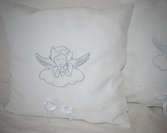 Coussin carré en pur lin blanc angelots brodés main