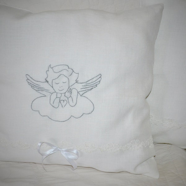 Coussin carré en pur lin blanc angelots brodés main