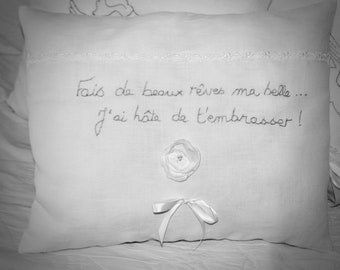 Coussin shabby en pur lin blanc guipure satin et broderie main