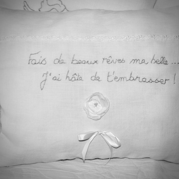 Coussin shabby en pur lin blanc guipure satin et broderie main