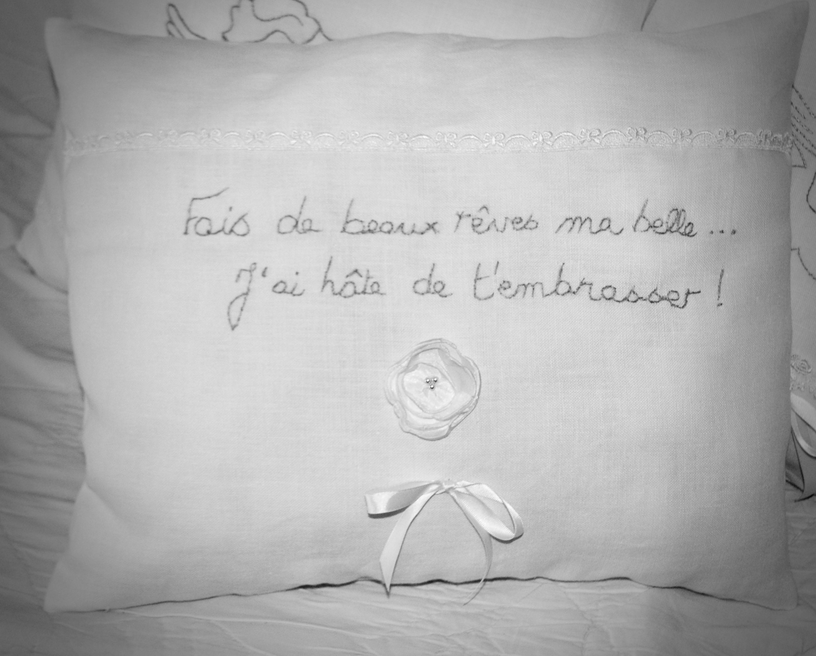 Coussin Shabby en Pur Lin Blanc Guipure Satin et Broderie Main