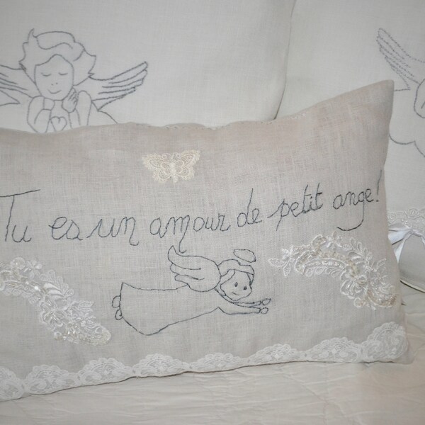 Coussin décoratif brodé main en pur lin gris clair personnalisable