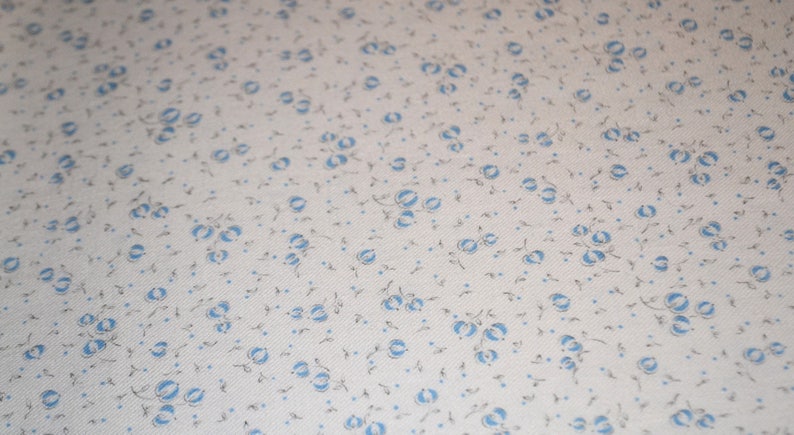 coton pilou fond blanc et petites fleurs bleu pâle Bild 1