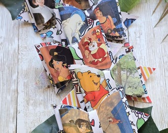 Livro de histórias com momentos do filme e laço de couro sintético