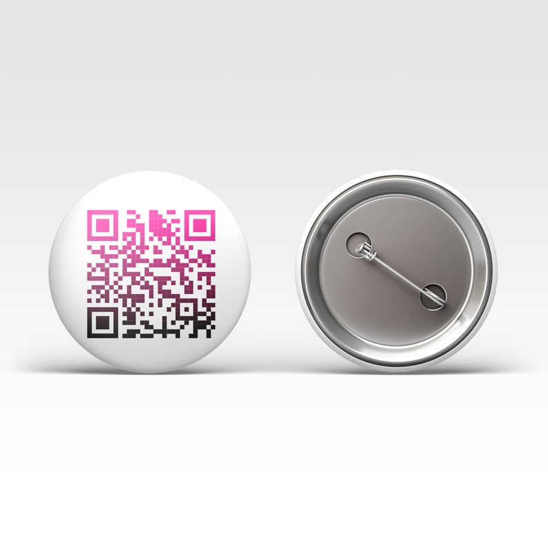 K&ouml;nnte beinhalten: Ein wei&szlig;er Knopf mit einem pinkfarbenen und schwarzen QR-Code auf der Vorderseite und einer silbernen Nadel auf der R&uuml;ckseite.