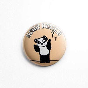Puede incluir: Una chapa redonda con fondo color canela claro que presenta una ilustraci&oacute;n en blanco y negro de un panda encogi&eacute;ndose de hombros con signos de interrogaci&oacute;n. El texto "YOUR DESIGN" est&aacute; impreso en una fuente negra, negrita y contorneada.