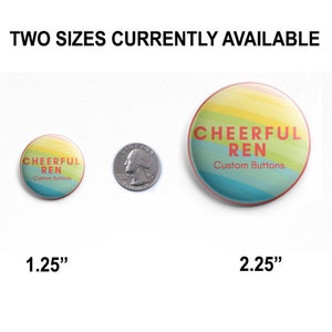 Puede incluir: Dos tama&ntilde;os de botones redondos con un dise&ntilde;o de arco&iacute;ris y el texto "CHEERFUL REN Custom Buttons". El bot&oacute;n m&aacute;s peque&ntilde;o tiene un di&aacute;metro de 1,25 pulgadas y el bot&oacute;n m&aacute;s grande tiene un di&aacute;metro de 2,25 pulgadas.