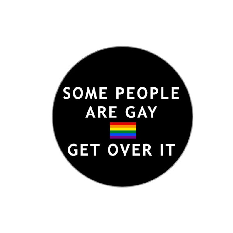 Puede incluir: Pegatina circular en blanco y negro con el texto "Some people are gay get over it" y una bandera arco&iacute;ris.