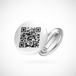 K&ouml;nnte beinhalten: Ein wei&szlig;er Knopf mit einem schwarzen QR-Code-Design. Der Knopf hat eine silberne Sicherheitsnadel.