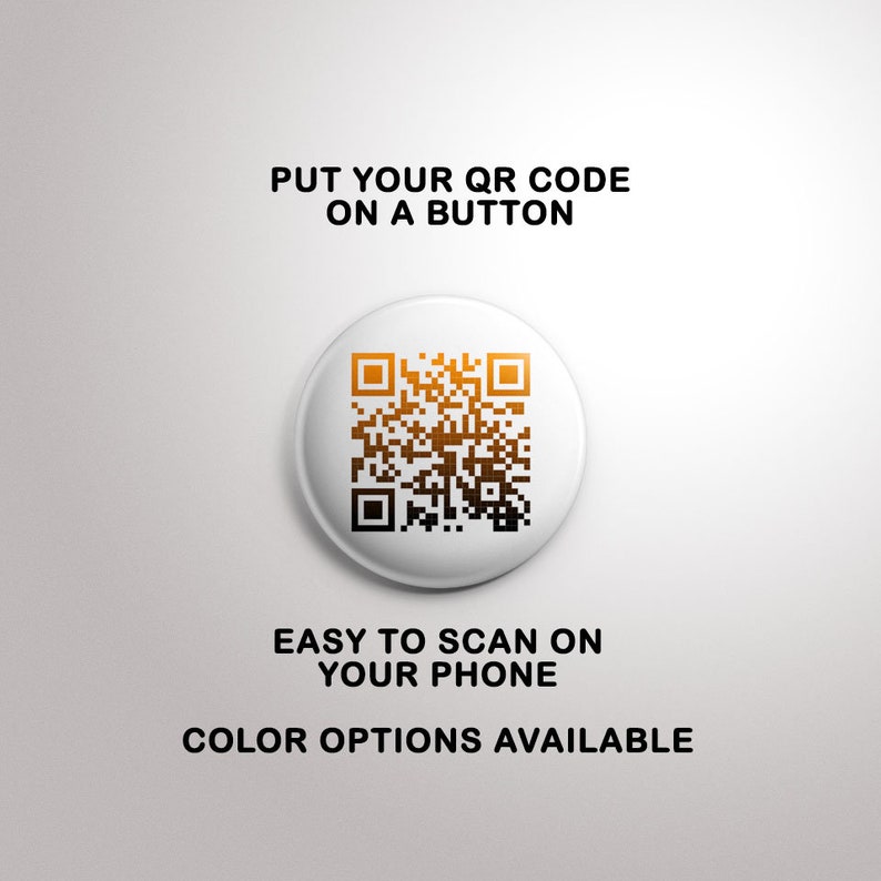 K&ouml;nnte beinhalten: Ein wei&szlig;er Knopf mit einem schwarzen und orangefarbenen QR-Code. Der Text "PUT YOUR QR CODE ON A BUTTON" befindet sich &uuml;ber dem Knopf. Der Text "EASY TO SCAN ON YOUR PHONE" befindet sich unter dem Knopf. Der Text "COLOR OPTIONS AVAILABLE" befindet sich unter der zweiten Textzeile.