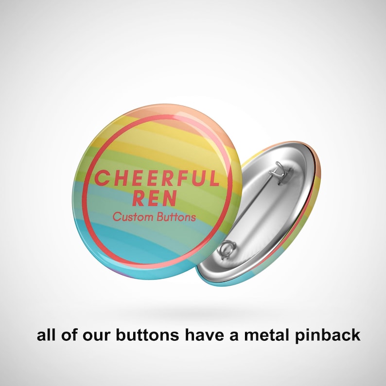 K&ouml;nnte beinhalten: Ein regenbogenfarbener Knopf mit dem Text "CHEERFUL REN" und "Custom Buttons" in Rot. Der Knopf hat eine Metall-R&uuml;ckseite.