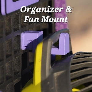Puede incluir: Primer plano de un organizador negro con soportes de ventilador morados. El texto "Organizer & Fan Mount" se muestra en blanco. El ventilador tiene detalles en amarillo y negro.