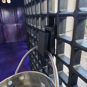 Crochet seau pour chenils Ruffland. Facile à installer ou à enlever en quelques secondes. Résistant à la chaleur