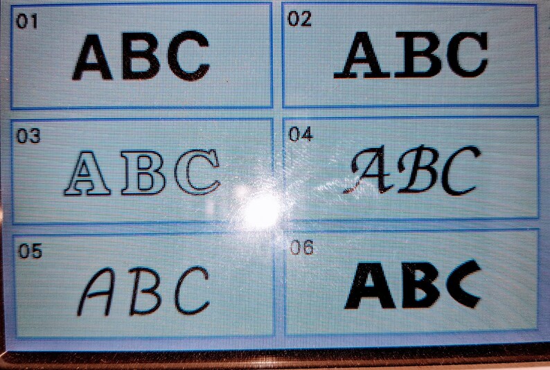 Puede incluir: Seis estilos de fuente diferentes para las letras ABC que se muestran en una pantalla azul. Los estilos de fuente incluyen negrita, serif, script y cursiva.