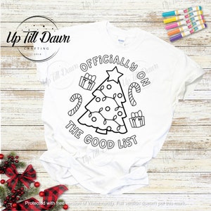Op de afbeelding: Wit T-shirt met een zwart-witte omtrek van een kerstboom, cadeaus, snoepstokken en de tekst "Officially on the good list".