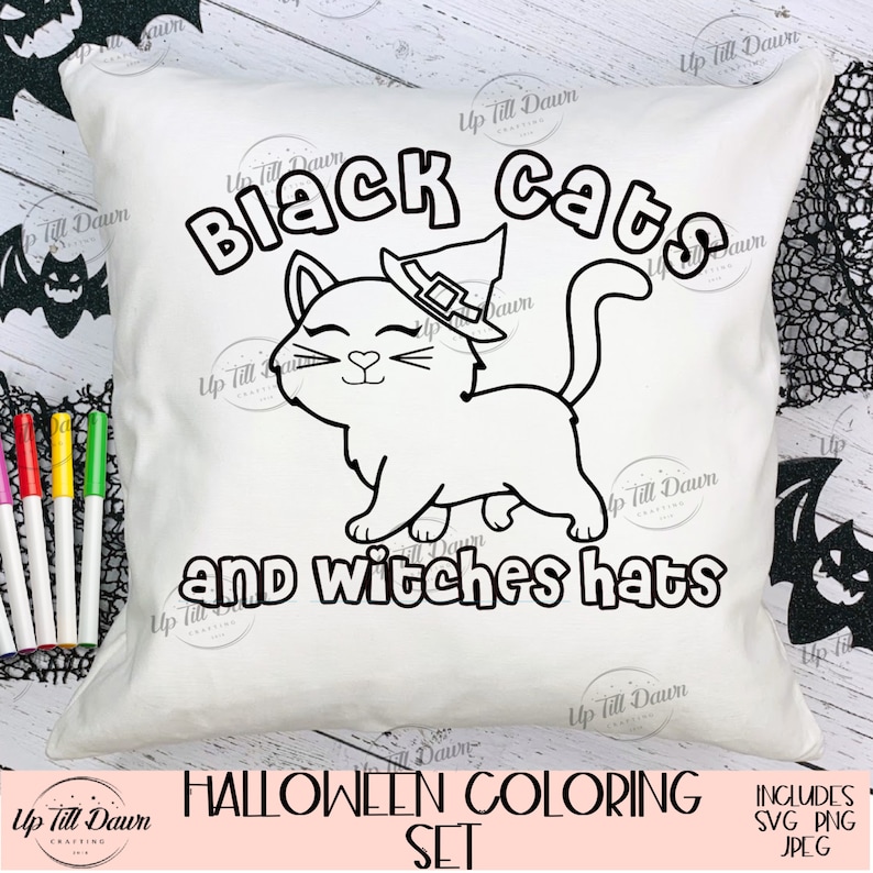 K&ouml;nnte beinhalten: Eine Schwarzwei&szlig;-Malvorlage mit einer schwarzen Katze, die einen Hexenhut tr&auml;gt. Der Text "Black cats and witches hats" befindet sich &uuml;ber der Katze. Der Text "Halloween Coloring Set" befindet sich unter der Katze. Der Text "Includes SVG PNG JPEG" befindet sich in der rechten unteren Ecke.