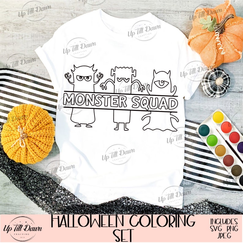 K&ouml;nnte beinhalten: Ein wei&szlig;es T-Shirt mit einer schwarzen Umrandung von drei Monstern und dem Text "MONSTER SQUAD". Das Design ist perfekt zum Ausmalen. Das Bild enth&auml;lt auch den Text "HALLOWEEN COLORING SET" und "INCLUDES SVG PNG JPEG".