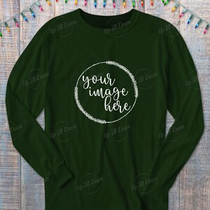 K&ouml;nnte beinhalten: Ein dunkelgr&uuml;nes Langarmshirt mit einem wei&szlig;en Kreisdesign, auf dem in kursiver Schrift "your image here" steht.