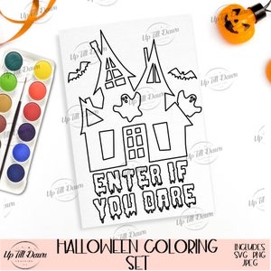K&ouml;nnte beinhalten: Eine Schwarzwei&szlig;-Malvorlage mit einem gruseligen Spukhaus mit tropfendem Text, der "Betreten auf eigene Gefahr" lautet. Das Bild ist Teil eines Halloween-Malsets, das SVG-, PNG- und JPEG-Dateien enth&auml;lt.
