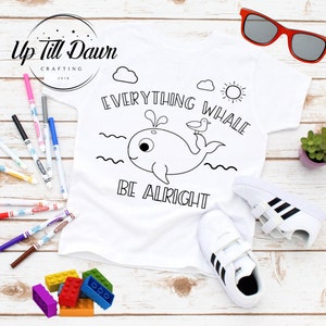 Pode incluir: Camiseta branca com uma ilustra&ccedil;&atilde;o em preto e branco de uma baleine com um p&aacute;ssaro no topo. O texto "Everything Whale Be Alright" est&aacute; escrito acima e abaixo da baleine.