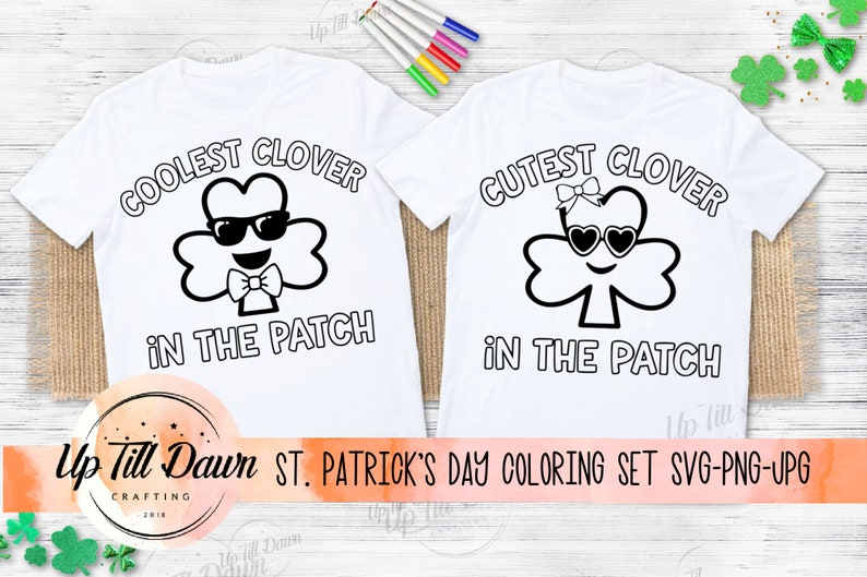 Puede incluir: Dos camisetas blancas con contornos negros de tr&eacute;boles que llevan gafas de sol y una pajarita. El texto en las camisetas dice "Coolest Clover in the Patch" y "Cutest Clover in the Patch".