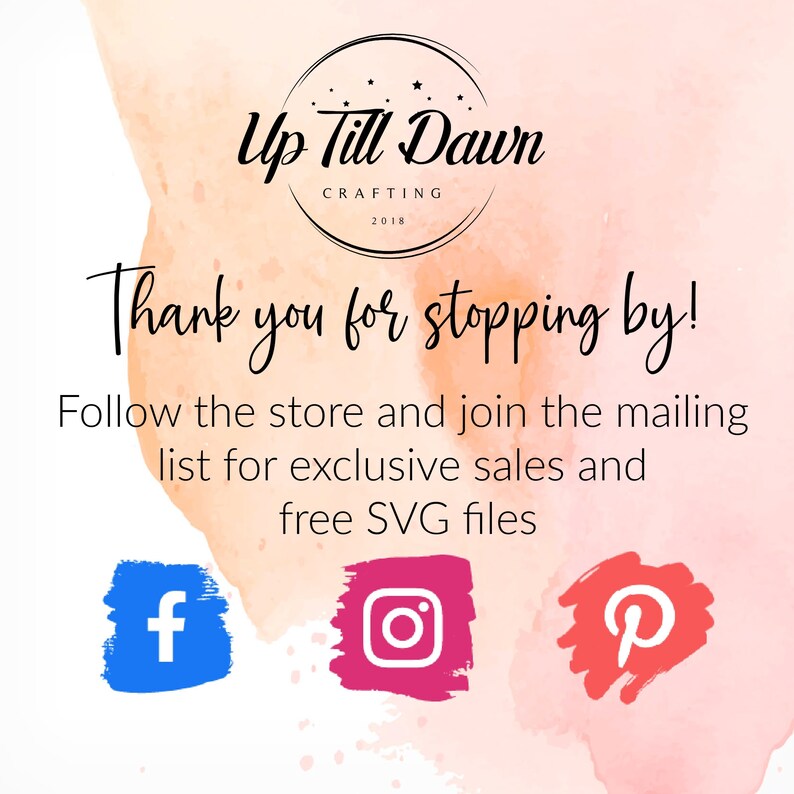 Puede incluir: Un fondo de acuarela rosa y naranja con el texto "Up Till Dawn Crafting 2018" en un c&iacute;rculo. El texto "&iexcl;Gracias por pasar!" est&aacute; debajo del c&iacute;rculo. El texto "Sigue la tienda y &uacute;nete a la lista de correo para obtener ventas exclusivas y archivos SVG gratuitos" est&aacute; debajo de eso. Hay tres iconos de redes sociales: un icono de Facebook azul, un icono de Instagram rosa y un icono de Pinterest rojo.
