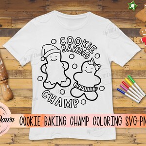 Op de afbeelding: Een wit T-shirt met een zwart-witte illustratie van twee gingerbread-mensen. De tekst "Cookie Baking Champ" staat in een cirkel rond de gingerbread-mensen.