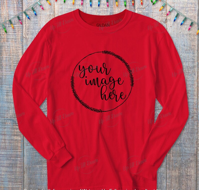 K&ouml;nnte beinhalten: Ein rotes Langarmshirt mit einem schwarzen Kreisdesign, auf dem in kursiver Schrift "your image here" steht.