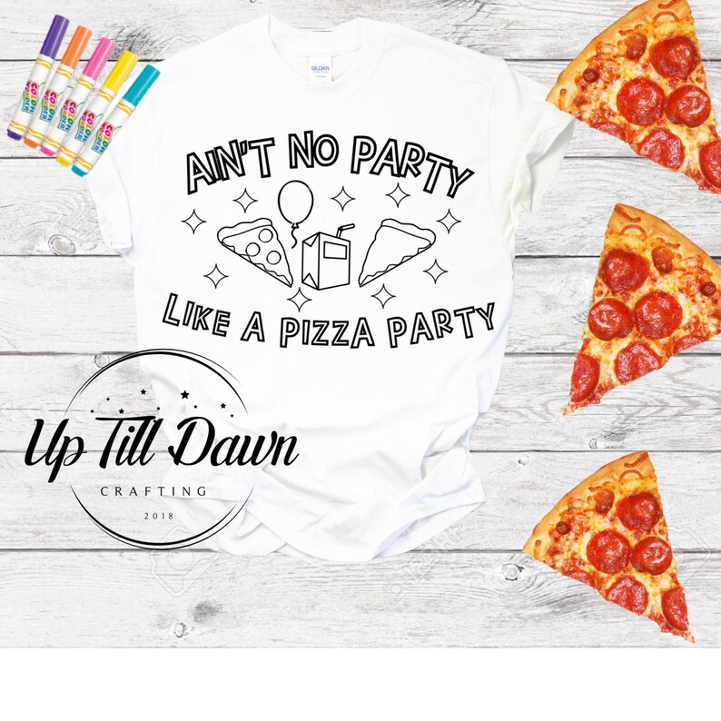 以下が含まれることがあります： 黒い文字で「Ain't no party like a pizza party」と書かれた白いTシャツ。テキストは星とピザの切れ端で囲まれています。デザインには風船とジュースボックスがあります。Tシャツの下部には「Up Till Dawn Crafting 2018」というテキストがあります。