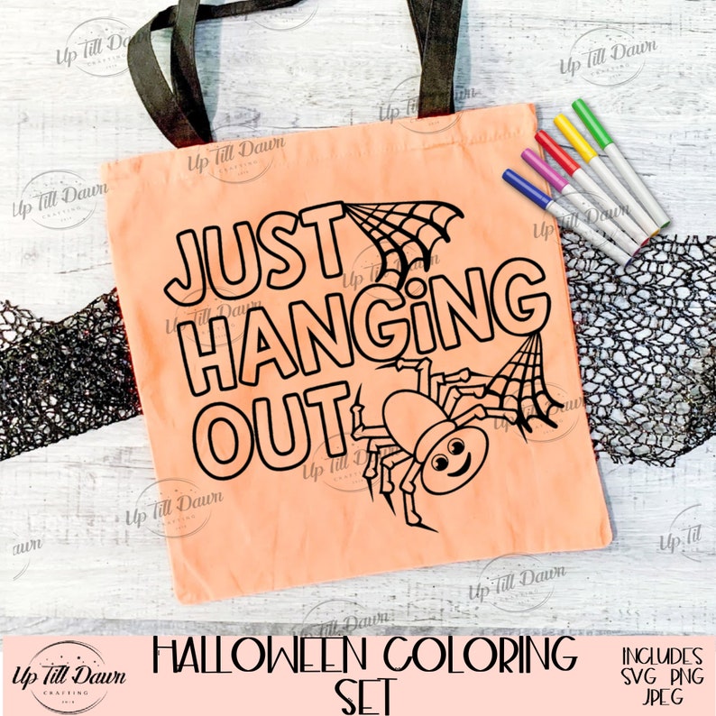 K&ouml;nnte beinhalten: Ein Halloween-Malset mit einer Tragetasche mit einem Spinnen- und Netzdesign und dem Text "Just Hanging Out". Das Set enth&auml;lt SVG-, PNG- und JPEG-Dateien.