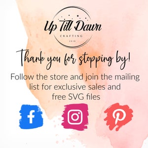K&ouml;nnte beinhalten: Ein rosa-orangener Aquarellhintergrund mit dem Text "Up Till Dawn Crafting 2018" in einem Kreis. Der Text "Vielen Dank f&uuml;r Ihren Besuch!" befindet sich unter dem Kreis. Der Text "Folge dem Shop und melde dich f&uuml;r die Mailingliste an, um exklusive Angebote und kostenlose SVG-Dateien zu erhalten" befindet sich darunter. Die Social-Media-Icons f&uuml;r Facebook, Instagram und Pinterest befinden sich unter dem Text.