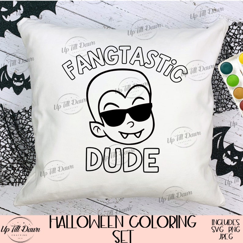 K&ouml;nnte beinhalten: Eine Schwarzwei&szlig;-Malvorlage mit einem Cartoon-Vampir, der eine Sonnenbrille tr&auml;gt, mit dem Text "Fangtastic Dude" &uuml;ber dem Bild. Der Text "Halloween Coloring Set" befindet sich unter dem Bild, darunter der Text "Includes SVG PNG JPEG".